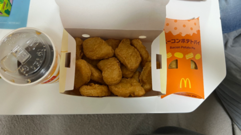 久しぶりにジャンキーなランチ.....と思ったら、胃が小さくなって、パイ1個とナゲット3個、コーラのＳサイズでギブアップどころか吐きそう😭